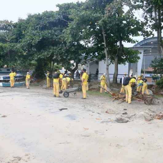 Prefeitura de Caraguatatuba realiza megaoperação de limpeza de praias nesta sexta-feira (7/5)