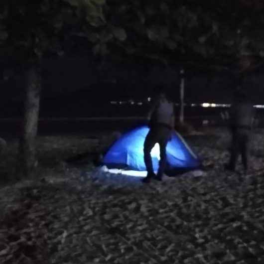 Prefeitura de Caraguatatuba e PM removem mais um turista acampado, desta vez na Praia do Centro