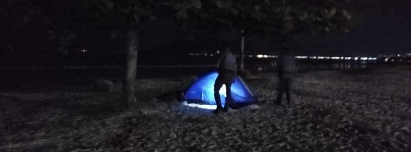 Prefeitura de Caraguatatuba e PM removem mais um turista acampado, desta vez na Praia do Centro