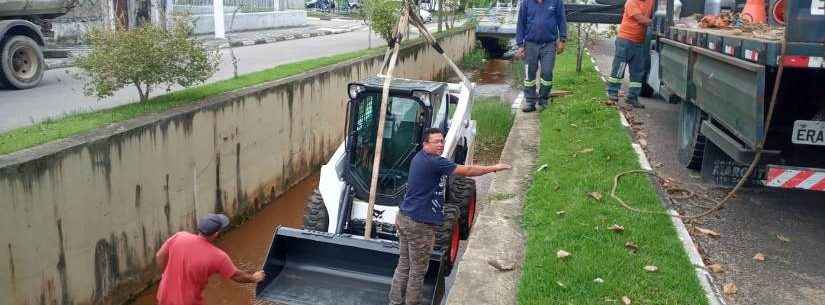 Equipe da Sesep faz desobstrução e limpeza da galeria da Avenida Brasil