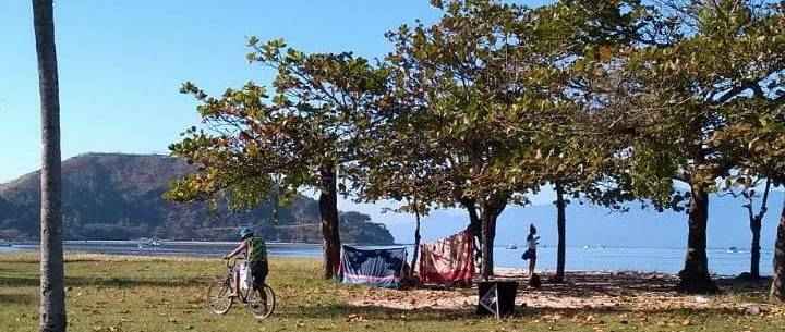 Prefeitura de Caraguatatuba retira barracas de moradores em situação de rua da praia do Centro