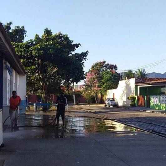 Equipe da Sesep faz lavagem no Entreposto do Porto Novo e na Praça do Jardim Primavera