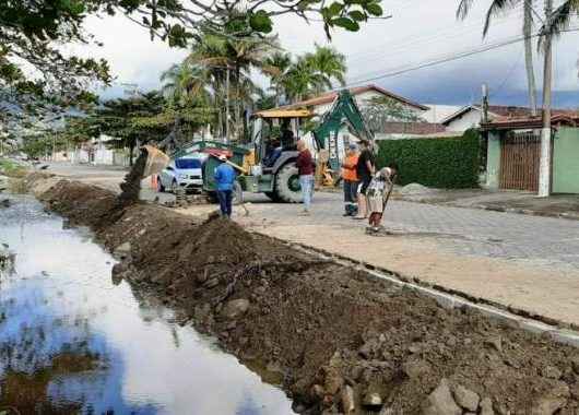Prefeitura de Caraguatatuba recupera guias de rua no bairro Porto Novo