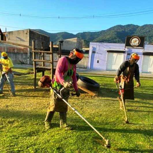 Região Sul de Caraguatatuba segue com serviços de limpeza, roçada e retirada de resíduos