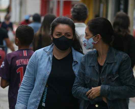 #PraCegoVer: Duas mulheres no Calçadão com roupas de frio (Foto: Luis Gava/PMC)