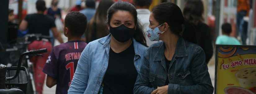 #PraCegoVer: Duas mulheres no Calçadão com roupas de frio (Foto: Luis Gava/PMC)