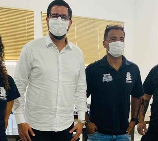 Prefeito Aguilar Junior e secretário de Esporte entregam camisas do projeto Amanhecer Saudável