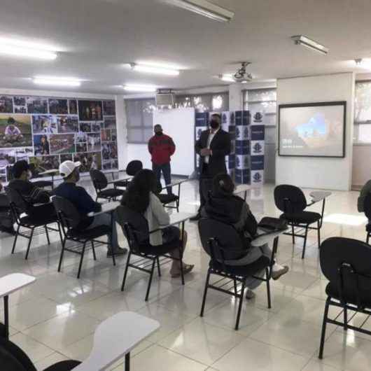 Pescadores do Entreposto do Camaroeiro recebem orientações do Procon de Caraguatatuba