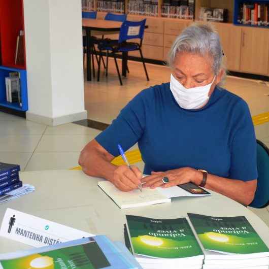 Autora Elilde Browning faz doação de cópias autografadas de seu novo livro ‘Voltando a Viver’ para Biblioteca Municipal Afonso Schmidt