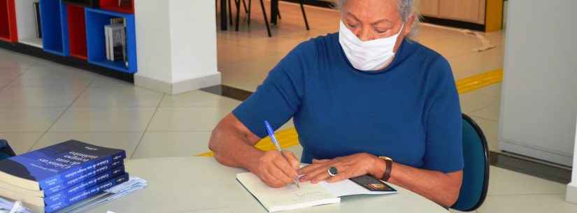 Autora Elilde Browning faz doação de cópias autografadas de seu novo livro ‘Voltando a Viver’ para Biblioteca Municipal Afonso Schmidt