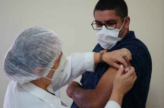 Caraguatatuba antecipa vacinação contra Covid-19 para pessoas de 40 a 44 anos Caraguatatuba antecipa vacinação contra Covid-19 para pessoas de 40 a 44 anos
