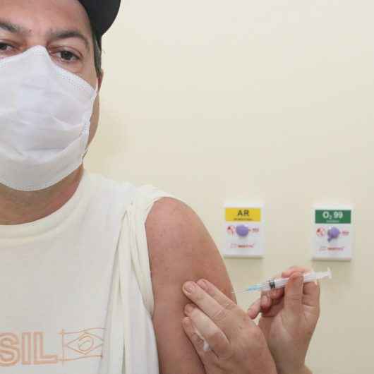 Vacinação contra gripe continua aberta para toda população, em Caraguatatuba