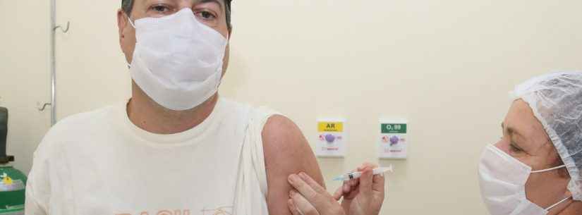 Vacinação contra gripe continua aberta para toda população, em Caraguatatuba