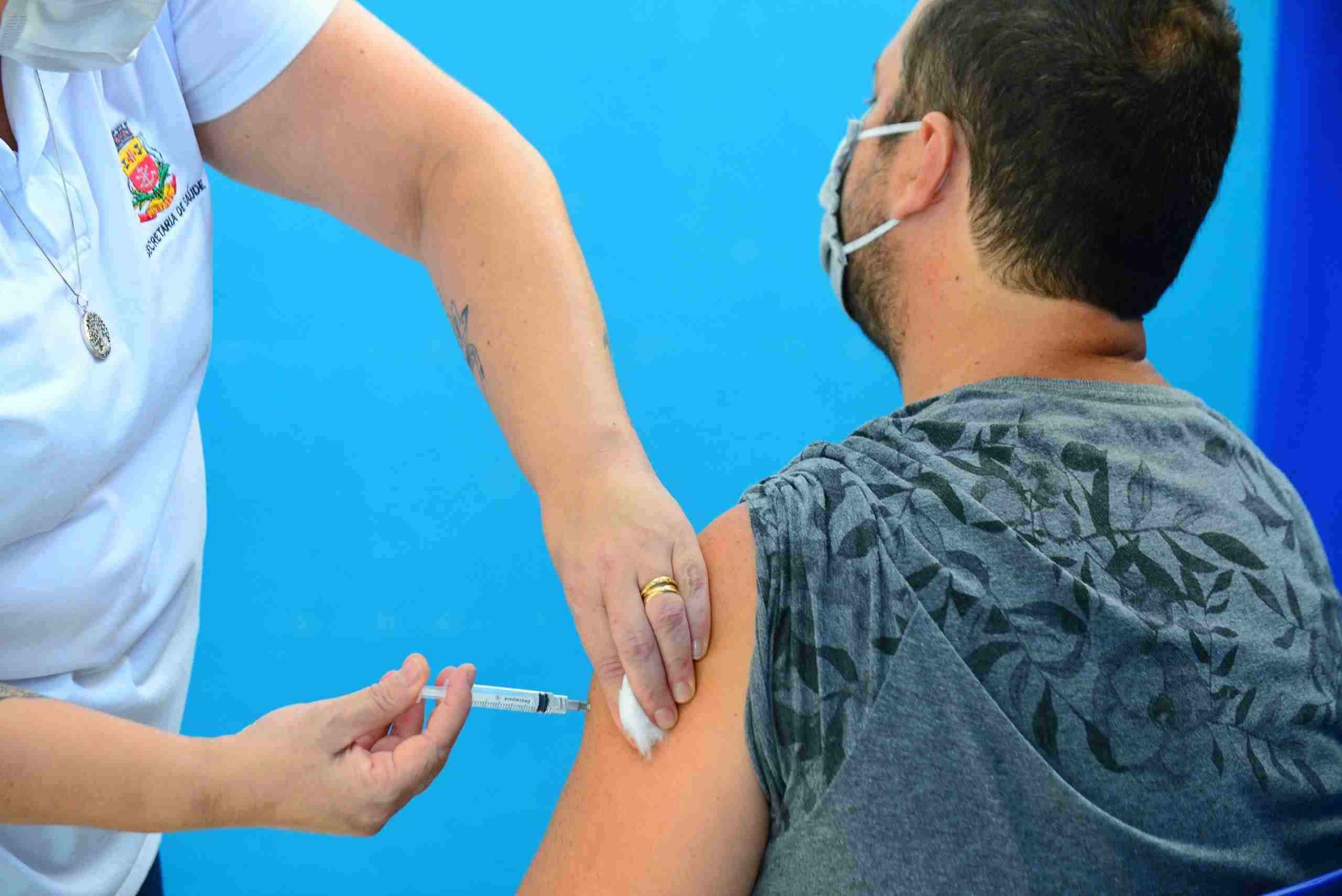 Caraguatatuba se antecipa e abre vacinação Covid-19 para população geral de 50 a 59 anos em Dia D no próximo sábado