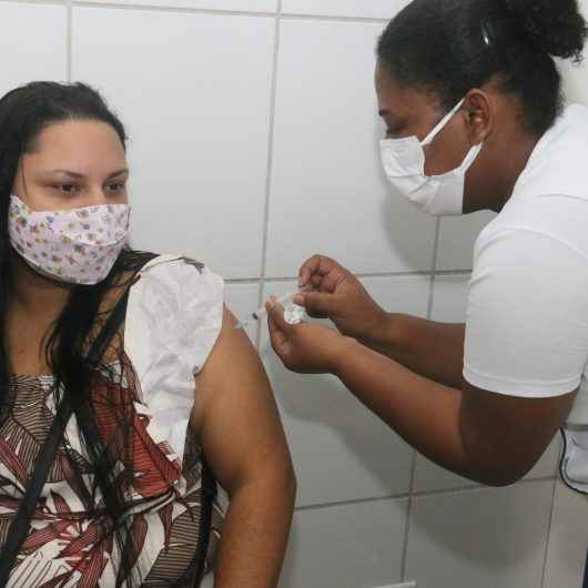 Caraguatatuba vacina jovens com mais de 25 anos a partir de segunda-feira