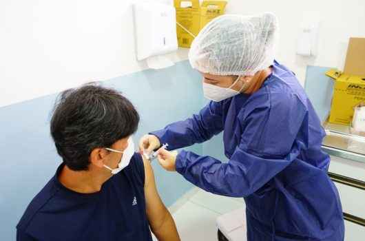 Caraguatatuba aplica segunda e terceira doses contra Covid-19 neste sábado Caraguatatuba aplica segunda e terceira doses contra Covid-19 neste sábado