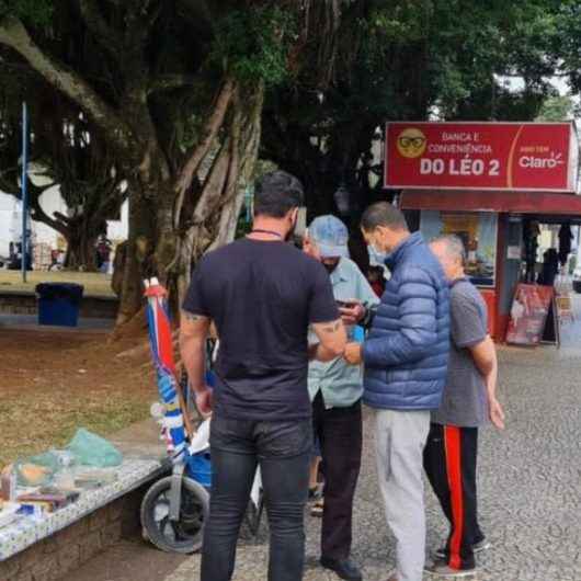 Fiscalização do Comércio aborda ambulantes irregulares no Centro de Caraguatatuba