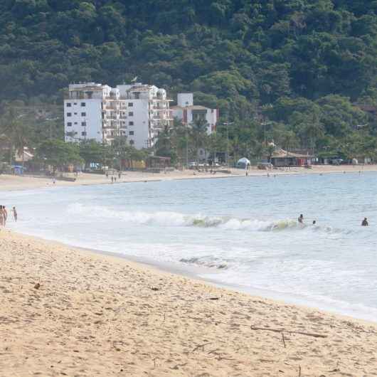 Prefeitura de Caraguatatuba apoia limpeza de praia do Projeto Social Ohana Caraguá