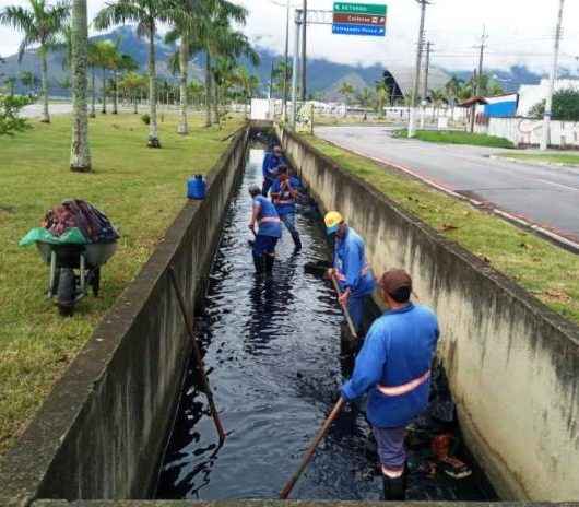 Prefeitura de Caraguatatuba inicia trabalho preventivo de limpeza no Rio Lagoa