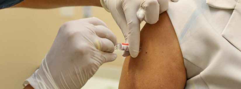 Caraguatatuba inicia vacinação contra Covid-19 para profissionais da educação entre 45 e 46 anos