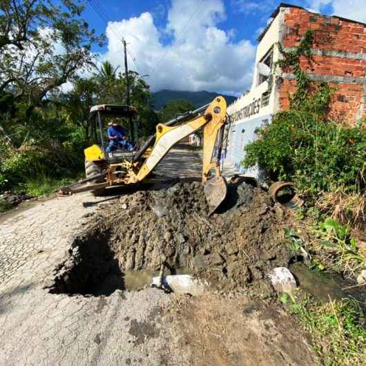 Prefeitura de Caraguatatuba realiza troca de tubos de drenagem em rua no bairro Pegorelli