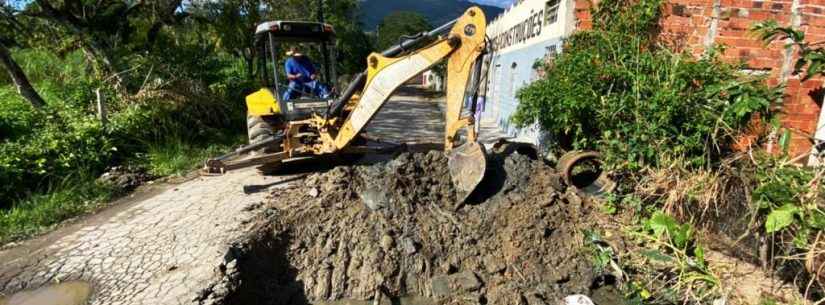 Prefeitura de Caraguatatuba realiza troca de tubos de drenagem em rua no bairro Pegorelli