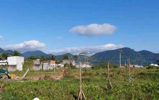 Prefeitura de Caraguatatuba retira cerca de área pública invadida na região sul