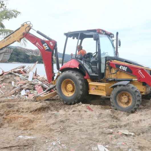 Prefeitura remove estrutura de quiosques danificados pelas ressacas na Praia da Mococa