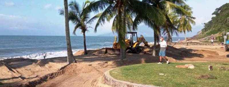 Secretarias de Esportes e Serviços Públicos realizam mutirão para recuperar as quadras esportivas da praia Martim de Sá