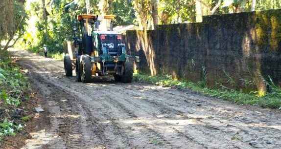 Prefeitura de Caraguatatuba revitaliza estrada no bairro Tabatinga