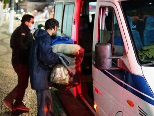 Acione a Prefeitura para ajudar pessoas em situação de rua em Caraguatatuba