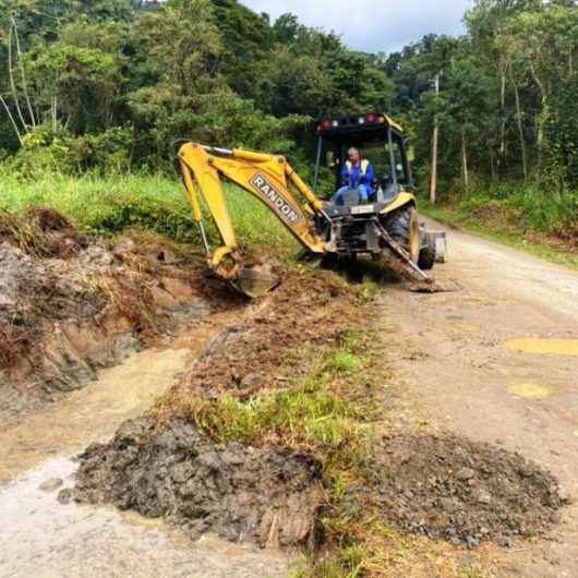 Prefeitura executa manutenção na Estrada do Pirassununga, região sul de Caraguatatuba