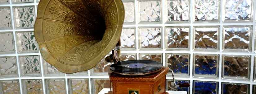 Biblioteca Municipal Afonso Schmidt recebe mostra ‘Exposição Musical’ com instrumentos de 1920 a 1980