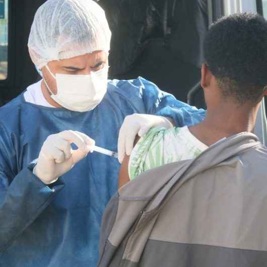 Caraguatatuba vacina população adulta em situação de rua contra Covid