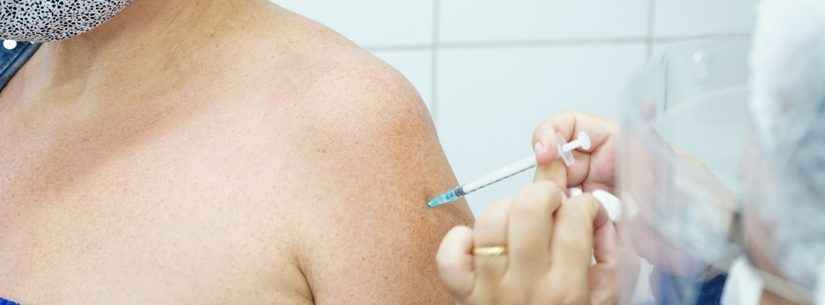 Caraguatatuba aplica segunda dose da vacina contra Covid-19 direto na UBS