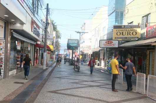 Caraguatatuba libera 100% de ocupação no comércio e acaba com restrição a horário de funcionamento Caraguatatuba libera 100% de ocupação no comércio e acaba com restrição a horário de funcionamento