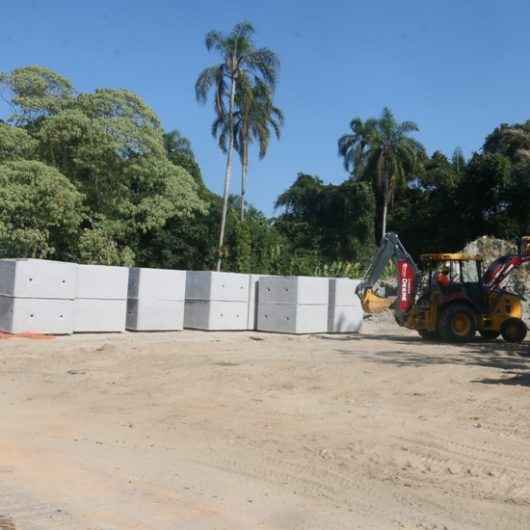 Prefeitura de Caraguatatuba instala novas aduelas do Canal Extravasor do Pontal Santamarina