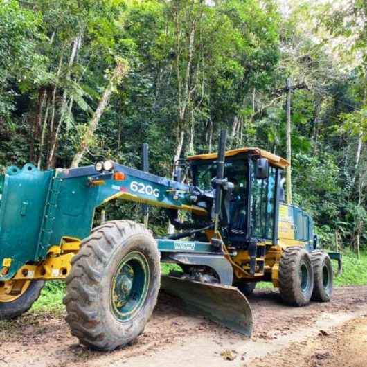 Prefeitura realiza nivelamento mecânico em rua do Pegorelli