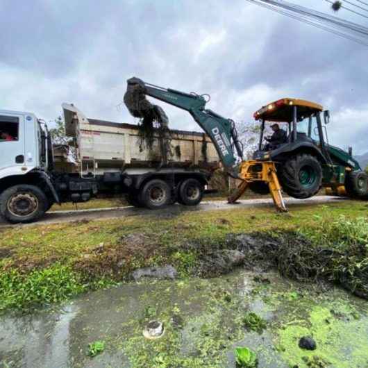 Prefeitura de Caraguatatuba inicia desassoreamento de valas nas ruas do bairro Pegorelli