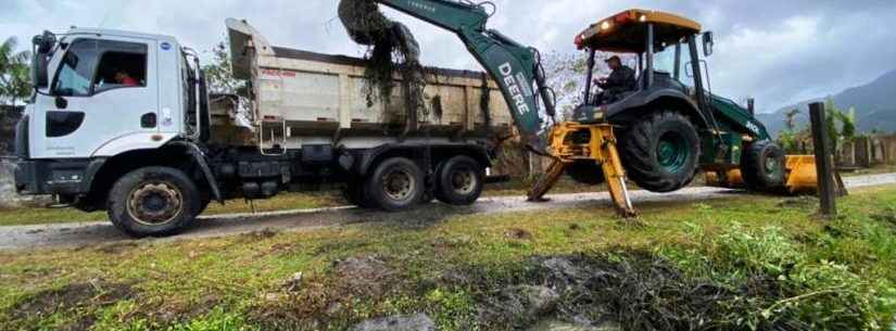 Prefeitura de Caraguatatuba inicia desassoreamento de valas nas ruas do bairro Pegorelli