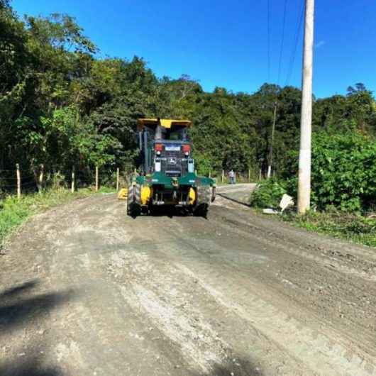 Prefeitura de Caraguatatuba faz manutenção na Estrada dos Pássaros