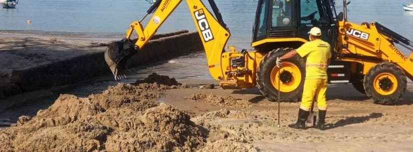 Prefeitura faz desassoreamento dos canais de drenagem das praias do Centro e limpeza dos abrigos de ônibus