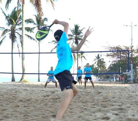 Mais de 350 atletas de Beach Tennis se enfrentam em Caraguatatuba neste fim de semana