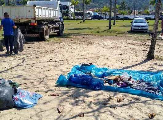 Prefeitura de Caraguatatuba recolhe lixo deixado em acampamento irregular na praia do Centro