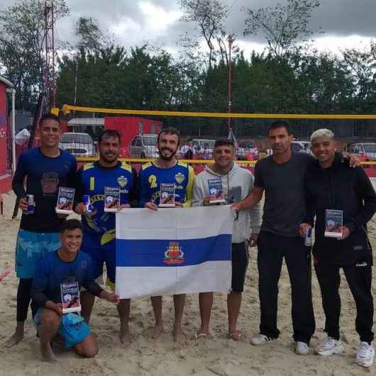 Caraguatatuba domina campeonato de futevôlei em Taubaté