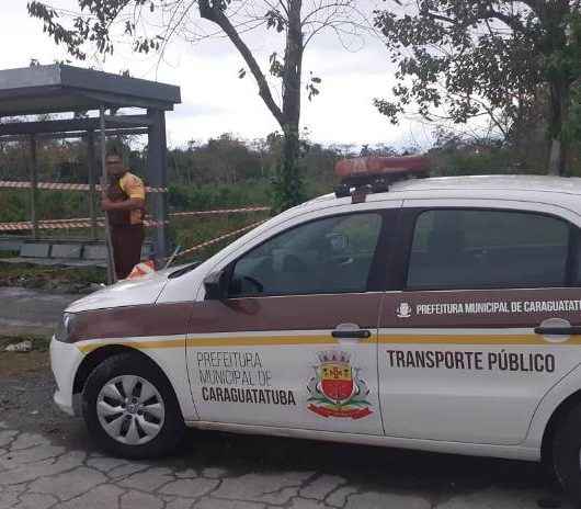 Abrigos de pontos de ônibus de Caraguatatuba são alvos de vandalismo e acidente