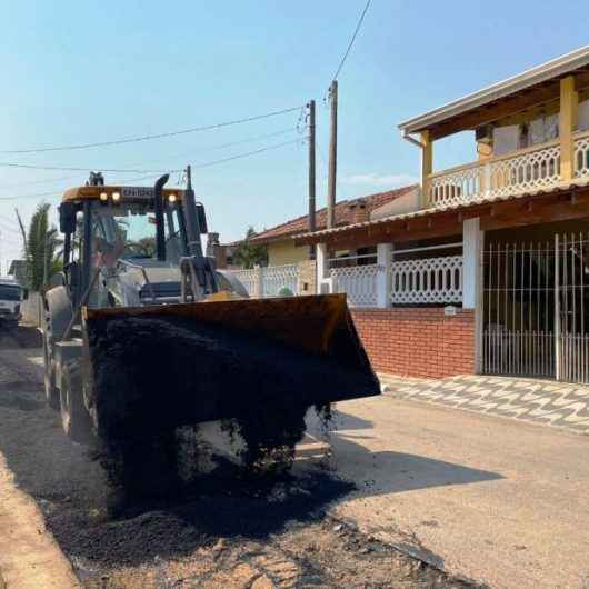 Prefeitura de Caraguatatuba continua com tapa buracos no Perequê-Mirim