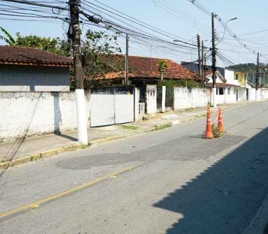 Prefeitura realiza manutenção em rua e desvia trânsito de veículos no bairro Tinga