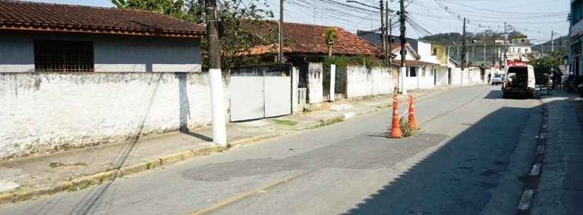Prefeitura realiza manutenção em rua e desvia trânsito de veículos no bairro Tinga