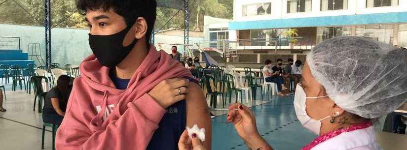 Adolescentes de 15 a 17 anos sem comorbidades começam ser vacinados contra Covid em Caraguatatuba